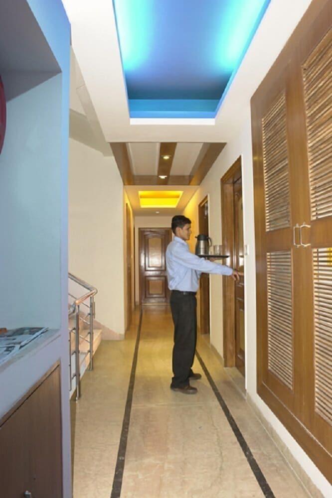 Hotel Apra Deluxe New Delhi Exteriör bild