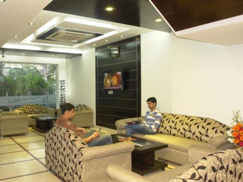 Hotel Apra Deluxe New Delhi Exteriör bild