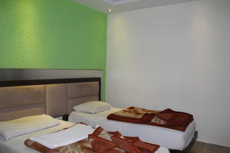 Hotel Apra Deluxe New Delhi Exteriör bild