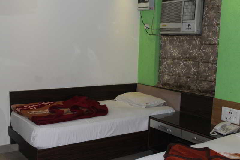 Hotel Apra Deluxe New Delhi Exteriör bild