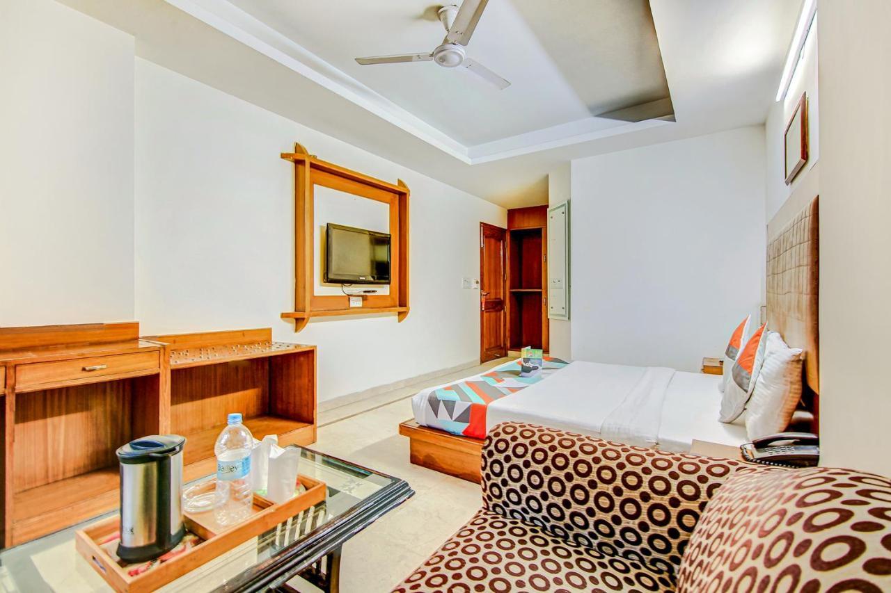 Hotel Apra Deluxe New Delhi Exteriör bild