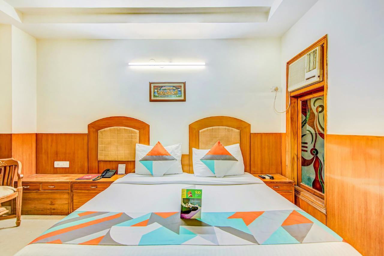 Hotel Apra Deluxe New Delhi Exteriör bild