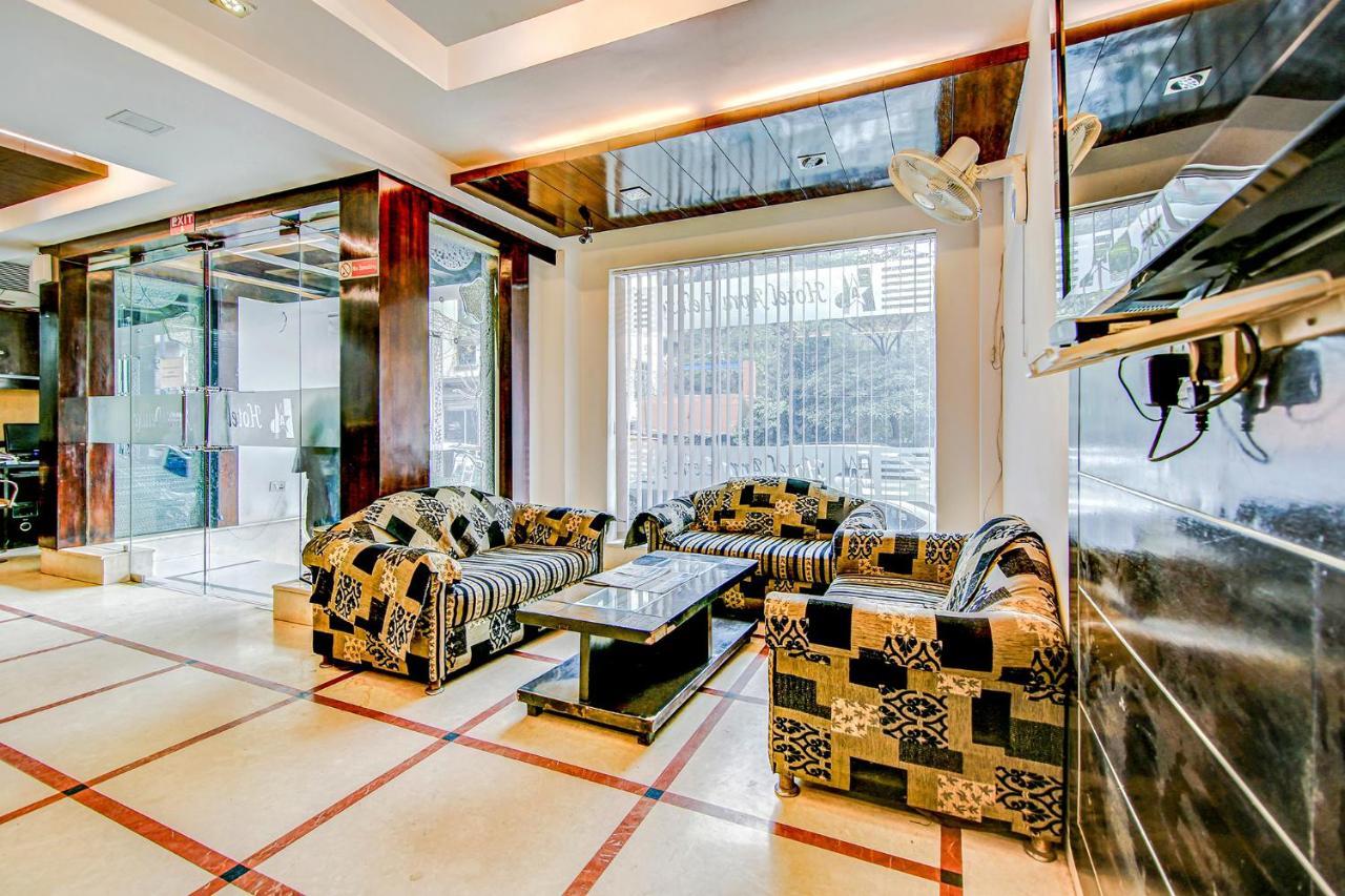 Hotel Apra Deluxe New Delhi Exteriör bild