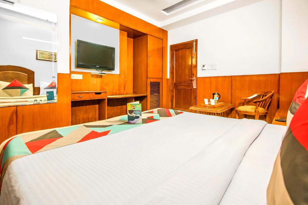 Hotel Apra Deluxe New Delhi Exteriör bild