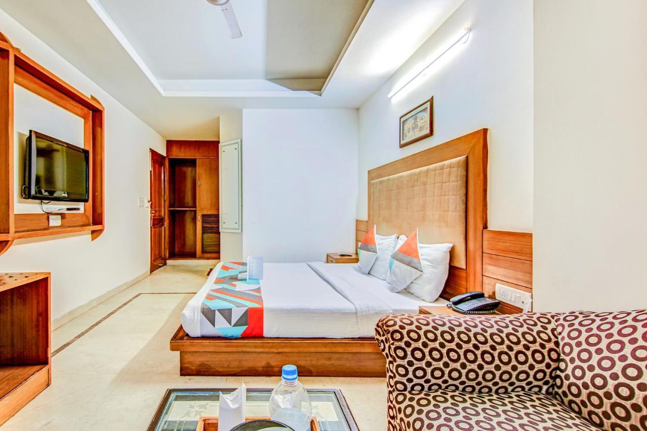Hotel Apra Deluxe New Delhi Exteriör bild