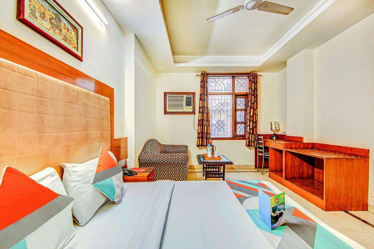 Hotel Apra Deluxe New Delhi Exteriör bild
