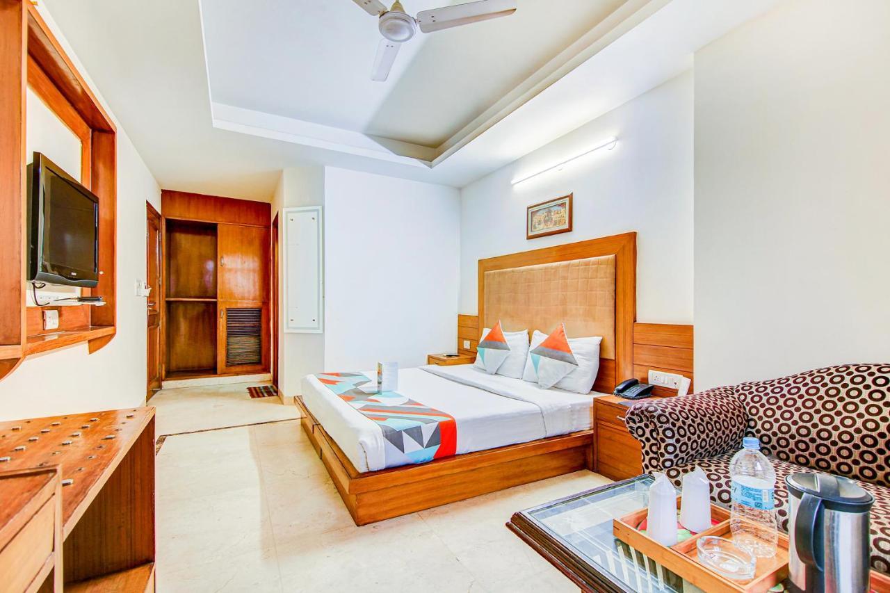 Hotel Apra Deluxe New Delhi Exteriör bild